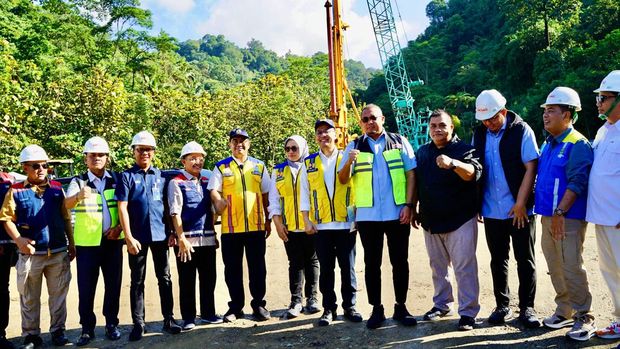 Andre Rosieade meninjau proyek flyover Sitinjau Lauik, Sumatera Barat.