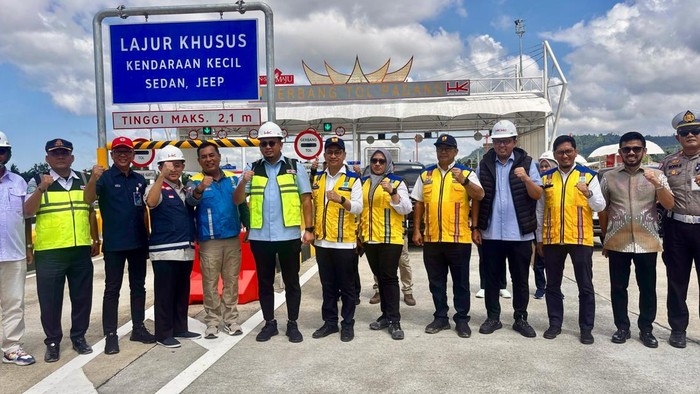 Andre Rosieade meninjau proyek flyover Sitinjau Lauik, Sumatera Barat.