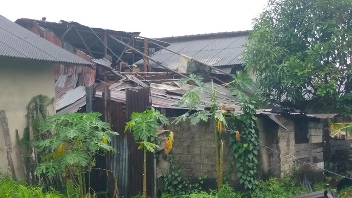 Angin puting beliung menerjang rumah-rumah di Kota Pangkalpinang, Bangka Belitung (Babel). Tidak ada korban jiwa dalam kejadian ini, tapi banyak atap rumah warga yang rusak.