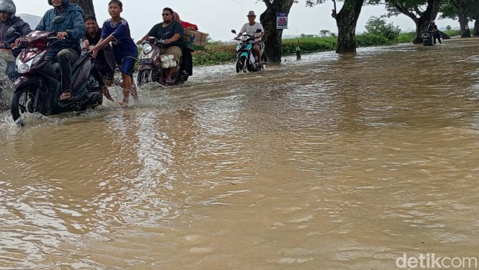 Banjir Rendam Desa Bayalangu Kidul Cirebon