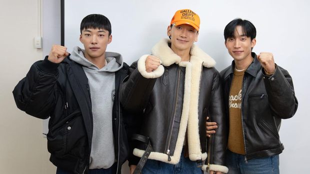 (Kiri ke kanan) Woo Do Hwan, Rain, Lee Sang Yi saat pembacaan naskah Bloodhounds 2.