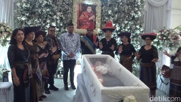 Bobby Nasution saat melayat ke rumah duka ibu Arya Sinulingga