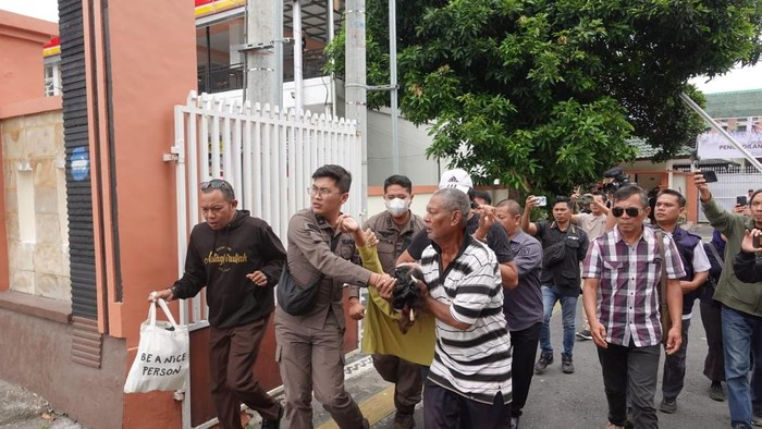 Ibu I Wayan Agus Suartama, Ni Gusti Ayu Ari Padni, saat dilarikan ke Rumah Sakit (RS) Bhayangkara, Mataram, Kamis (16/1/2025).