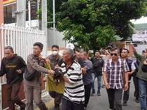 Ibu Agus Difabel Terjatuh dan Kepalanya Bocor Seusai Sidang Perdana Anaknya