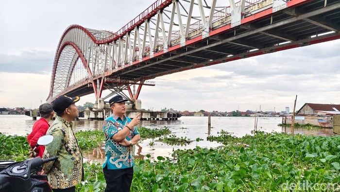Camat Seberang Ulu I Palembang, Muhtiar Hijrun mengecek kabel jembatan Musi VI yang dicuri