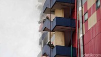 Para petugas pemadam sudah memulai proses pendinginan pagi ini. 