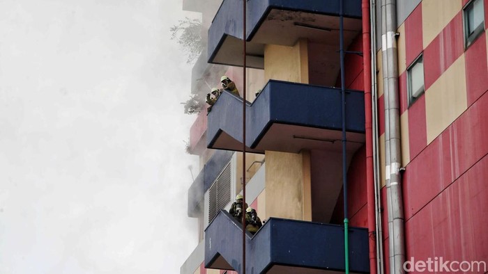 Kebakaran besar melanda gedung Glodok Plaza pada rabu Malam. Setelah melakukan pemadaman mulai dari pukul 10.00 WIB rabu malam, kini petugas pemadam sudah bisa memulai proses pendinginan.