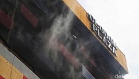 Saat ini asap masih mengepul dari lokasi kebakaran. 