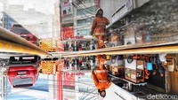 Air bekas pemadaman api menggenangi area Glodok Plaza.  
