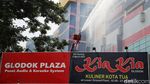 Kebakaran Glodok Plaza Sudah Dikuasai, Damkar Lakukan Pendinginan