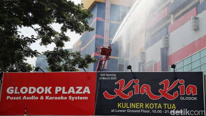 Damkar Mulai Proses Pendinginan Kebakaran Glodok Plaza Kebakaran besar melanda gedung Glodok Plaza pada rabu Malam. Setelah melakukan pemadaman mulai dari pukul 10.00 WIB rabu malam, kini petugas pemadam sudah bisa memulai proses pendinginan.