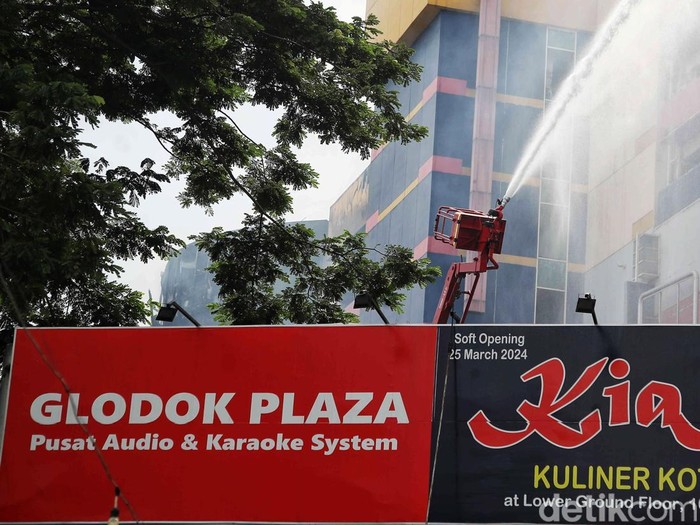 Kebakaran besar melanda gedung Glodok Plaza pada rabu Malam. Setelah melakukan pemadaman mulai dari pukul 10.00 WIB rabu malam, kini petugas pemadam sudah bisa memulai proses pendinginan.