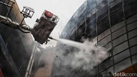 Sekitar 200 personel damkar dikerahkan untuk menjinakkan api yang membakar Glodok Plaza, Jakarta.