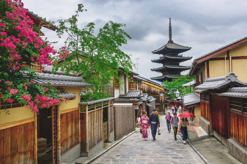 Daya tarik wisata di Kota Kyoto yakni Yasaka Pagoda