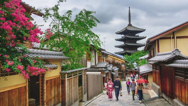 Daya tarik wisata di Kota Kyoto yakni Yasaka Pagoda