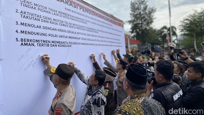 Deklarasi penolakan keberadaan geng motor dipimpin oleh Kapolda Babel Irjen Hendro Pandowo di Alun-Alun Taman Merdeka (ATM) Pangkalpinang.