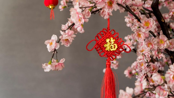 Dekorasi Imlek dengan bunga yang mekar.