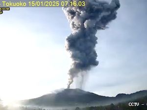 Gunung Ibu Sudah 9 Kali Erupsi di 2025, Warga Diminta Jauhi Radius 5 Km
