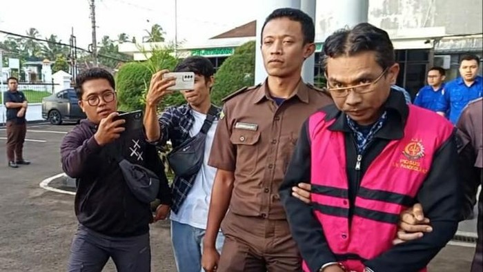 ES tersangka kasus kredit  modal kerja umum (KMKU) pada KPRI Pedoman Pandeglang (Aris/detikcom)