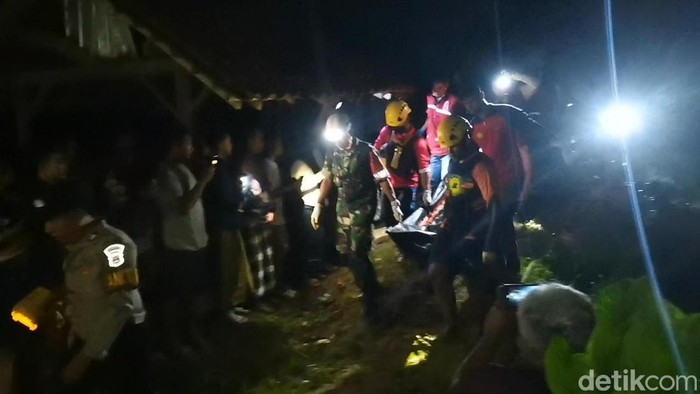 Evakuasi dua mayat lelaki bersimbah darah di kebun wilayah Desa Masaran, Kecamatan Bawang, Banjarnegara, Kamis (16/1/2025) malam.