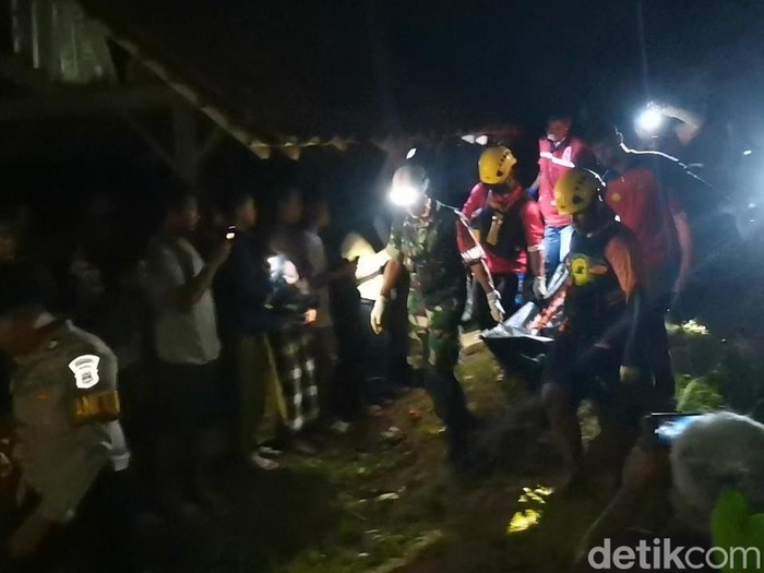 Evakuasi dua mayat lelaki bersimbah darah di kebun wilayah Desa Masaran, Kecamatan Bawang, Banjarnegara, Kamis (16/1/2025) malam.