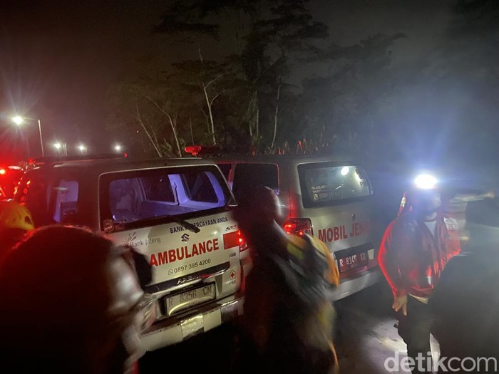 Evakuasi dua mayat lelaki bersimbah darah di kebun wilayah Desa Masaran, Kecamatan Bawang, Banjarnegara, Kamis (16/1/2025) malam.