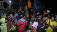 BPBD Halmahera Barat, TNI, dan Polri mengevakuasi warga di Desa Sangaji Nyeku, Halmahera Barat, Maluku Utara, Rabu (15/1/2025) malam.