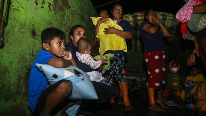 Sejumlah warga dievakuasi ke lokasi pengungsian di Desa Sangaji Nyeku, Kabupaten Halmahera Barat, Maluku Utara, Rabu (15/1/2025).Sebanyak 157 warga yang tinggal di sekitar zona merah Gunung Ibu itu dievakuasi ke tempat lebih aman oleh BPBD Halmahera Barat, TNI dan Polri pascapeningkatan status Gunung Ibu dari Siaga Level III menjadi Awas Level IV. ANTARA FOTO/Andri Saputra/rwa.