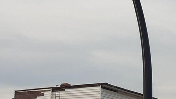 Bukan pesawat luar angkasa ya. Itu lampu jalan doang kok. Foto: (Bored Panda).