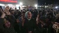 Di luar Rumah Sakit Al-Aqsa di Deir al-Balah, ratusan warga Palestina berkumpul untuk bernyanyi. Teriakan Allahu Akbar menggema.