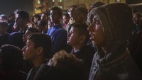 Warga Palestina menonton TV sambil menunggu pengumuman kesepakatan gencatan senjata antara Hamas dan Israel di Khan Younis, Jalur Gaza tengah, Rabu (15/1/2025).