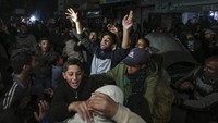 Orang-orang berpelukan berpelukan. Mereka turut mengambil foto bersama merayakan pengumuman penting tersebut.