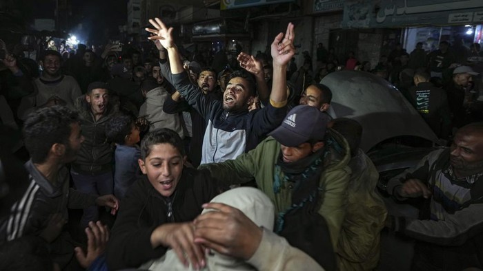 Gembiranya Warga Gaza Rayakan Kesepakatan Gencatan Senjata Palestinians watch TV as they await the imminent announcement of a ceasefire deal between Hamas and Israel in Khan Younis, central Gaza Strip, Wednesday, Jan. 15, 2025.(AP Photo/(AP Photo/Jehad Alshrafi)