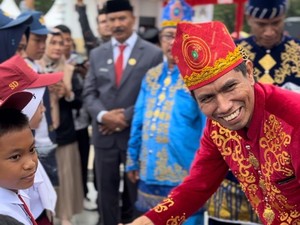 Legislator Gerindra Bagikan Seragam Sekolah Gratis di Kolaka Utara