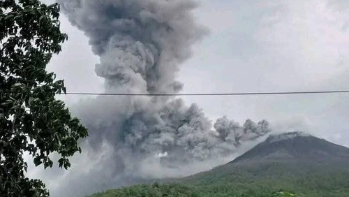 Gunung Lewotobi Laki-laki di Flores Timur, Nusa Tenggara Timur (NTT), kembali meletus pada Kamis (16/1/2025). (Foto: Dok. Istimewa)