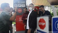 Berdasarkan jadwal pemeriksaan KPK hari ini, nama Ridwan Mansyur tidak muncul. Biasanya pemeriksaan penyelidikan memang tidak muncul di jadwal pemeriksaan harian KPK.  