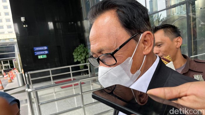 Hakim Mahkamah Konstitusi (MK) Ridwan Mansyur diperiksa KPK hari ini.