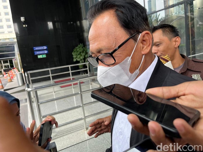 Hakim Mahkamah Konstitusi (MK) Ridwan Mansyur diperiksa KPK hari ini.