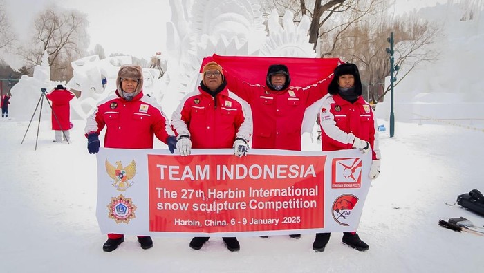 Himpunan Seniman Pecatu (HSP) dan Bali Talent Artis (BTA) berpose di depan patung salju bertema Tri Guna dalam ajang Harbin International Snow Sculpture Competition 2025 di China. (Foto: Dok. Istimewa)
