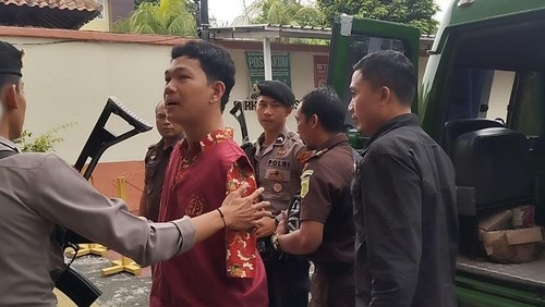 I Wayan Agus Suartama, pria difabel terduga pelaku pelecehan seksual terhadap mahasiswi hadir di PN Mataram, NTB, untuk menjalani sidang perdana, Kamis (16/1/2025). (Edi Suryansyah/detikBali)
