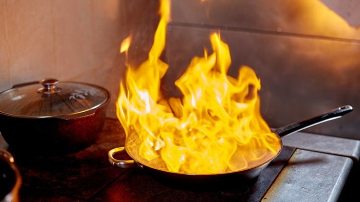 ilustrasi wajan terbakar di dapur