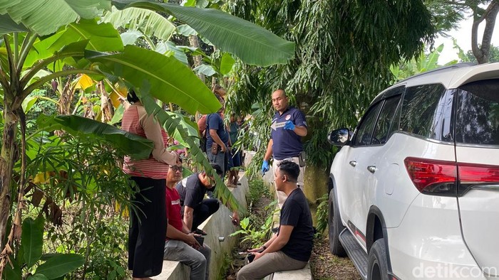Peninjauan lokasi oleh jajaran Polda Jateng, di rumah Darso dan TKP di Kelurahan Purwosari, Kecamatan Mijen, Kota Semarang, Kamis (16/1/2025).