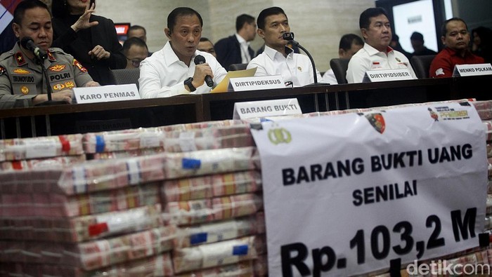 Dirtipideksus Bareskrim Polri Brigjen Pol Helfi Assegaf bersama pimpinan menunjukkan barang bukti berupa uang cash sebanyak Rp 103,2 miliar di Bareskrim Mabes Polri, Jakarta Selatan, Kamis (16/1/2025). Uang tersebut disita dari tersangka korporasi PT AJP dan komisaris perusahaan tersebut FH dalam perkara Tindak Pidana Pencucian Uang (TPPU) judi online (judol).