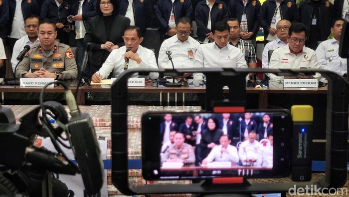 Dirtipideksus Bareskrim Polri Brigjen Pol Helfi Assegaf bersama pimpinan menunjukkan barang bukti berupa uang cash sebanyak Rp 103,2 miliar di Bareskrim Mabes Polri, Jakarta Selatan, Kamis (16/1/2025). Uang tersebut disita dari tersangka korporasi PT AJP dan komisaris perusahaan tersebut FH dalam perkara Tindak Pidana Pencucian Uang (TPPU) judi online (judol).