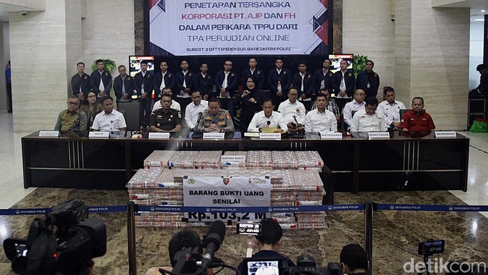 Dirtipideksus Bareskrim Polri Brigjen Pol Helfi Assegaf bersama pimpinan menunjukkan barang bukti berupa uang cash sebanyak Rp 103,2 miliar di Bareskrim Mabes Polri, Jakarta Selatan, Kamis (16/1/2025). Uang tersebut disita dari tersangka korporasi PT AJP dan komisaris perusahaan tersebut FH dalam perkara Tindak Pidana Pencucian Uang (TPPU) judi online (judol).