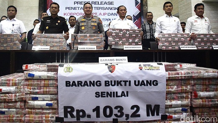 Dirtipideksus Bareskrim Polri Brigjen Pol Helfi Assegaf bersama pimpinan menunjukkan barang bukti berupa uang cash sebanyak Rp 103,2 miliar di Bareskrim Mabes Polri, Jakarta Selatan, Kamis (16/1/2025). Uang tersebut disita dari tersangka korporasi PT AJP dan komisaris perusahaan tersebut FH dalam perkara Tindak Pidana Pencucian Uang (TPPU) judi online (judol).