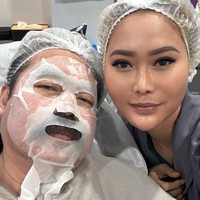 Tak sendirian, Inul ditemani suaminya, Adam Suseno. Tak hanya sekedar menemani, Adam juga ikut menjalani perawatan wajah. “kalo mau cantik ganteng hrs adil suami istri perawatan jgn egois cantik sdri. Cantik tanpa operasi ke sini aja,” tulis Inul dalam unggahannya. Foto: Instagram/@inul.d