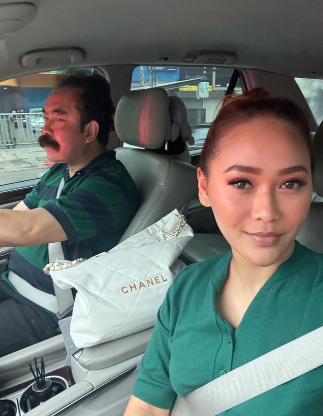 Meski sudah berusia 45 tahun namun dengan rutin menjalani perawatan, wajah Inul terlihat awet muda dan tetap mulus. Pipinya pun tetap terlihat tirus, membuat penampilannya jadi semakin cantik. Foto: Instagram/@inul.d