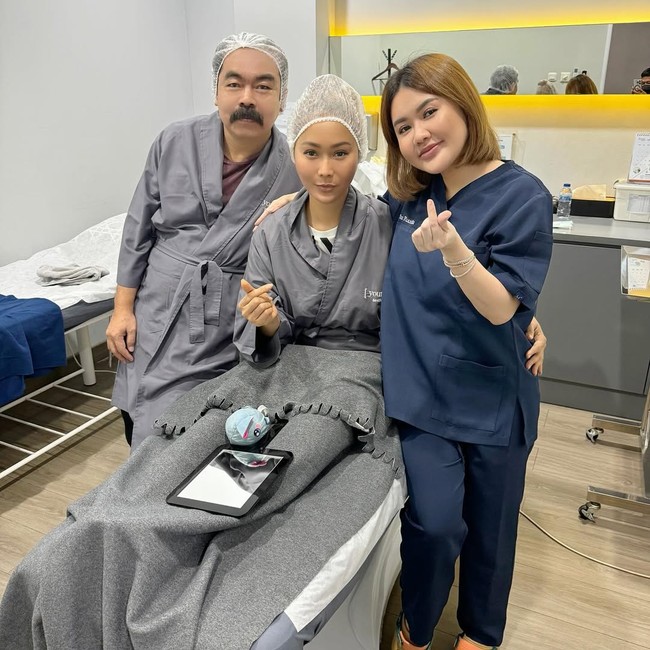 Inul sendiri memang tak menampik bahwa untuk tampil cantik dan tampan dibutuhkan perawatan. Namun tak selalu harus dengan metode oplas, nyatanya perawatan wajah yang dijalani Inul juga bisa tetap membuatnya terlihat menawan di usia 45 tahun. Foto: Instagram/@inul.d