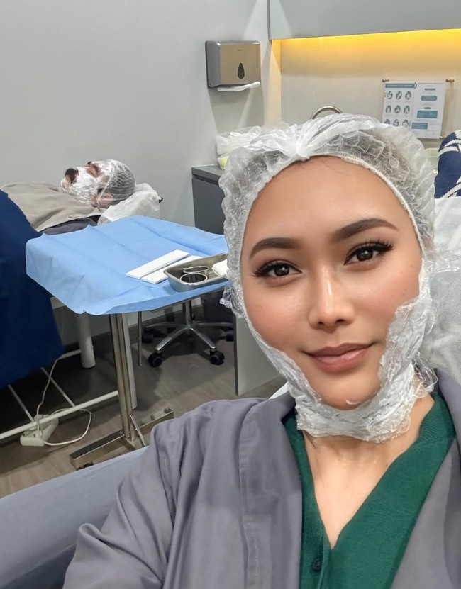 Agar tetap cantik dan memukau, pedangdut Inul Daratista menjalani perawatan pada wajahnya. Dalam unggahan di Instagram pribadinya, Inul membagikan foto-foto dirinya saat menjalani perawatan wajah. Foto: Instagram/@inul.d